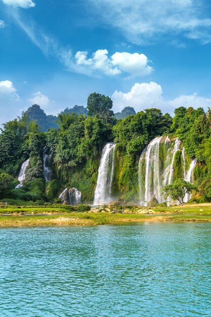 The beautiful and magnificent detian falls in guangxi, china | The Web Univers