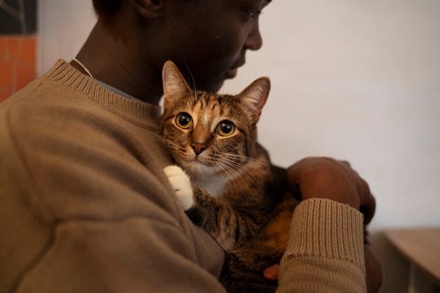 Man with his adorable pet cat | The Web Univers